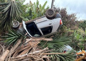 Carro capota em avenida de Varginha e deixa mulher e três crianças feridas