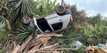 Carro capota em avenida de Varginha e deixa mulher e três crianças feridas