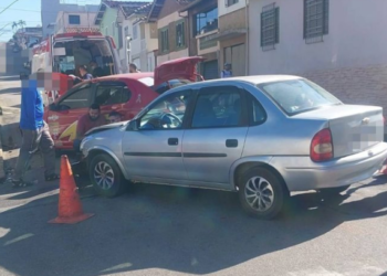 Motorista avança parada obrigatória e provoca acidente com dois feridos em Varginha