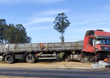 ATUALIZAÇÃO: Acidente com carga de sucata de baterias mobiliza Polícia Ambiental em Carmo do Rio Claro; motorista sem CNH fica ferido