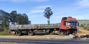 ATUALIZAÇÃO: Acidente com carga de sucata de baterias mobiliza Polícia Ambiental em Carmo do Rio Claro; motorista sem CNH fica ferido