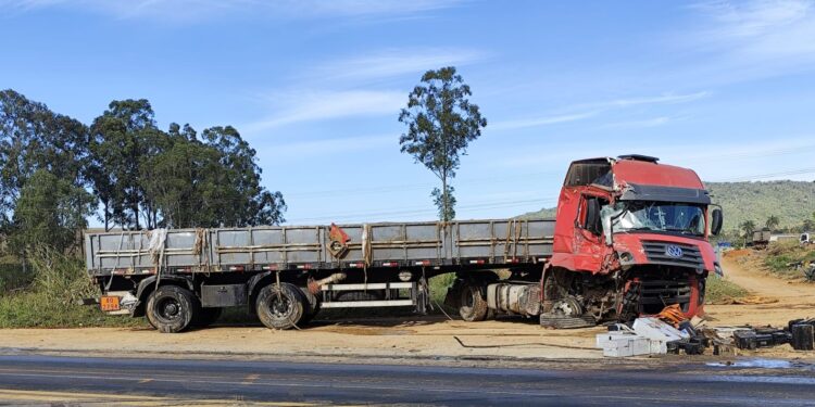 ATUALIZAÇÃO: Acidente com carga de sucata de baterias mobiliza Polícia Ambiental em Carmo do Rio Claro; motorista sem CNH fica ferido