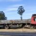 ATUALIZAÇÃO: Acidente com carga de sucata de baterias mobiliza Polícia Ambiental em Carmo do Rio Claro; motorista sem CNH fica ferido