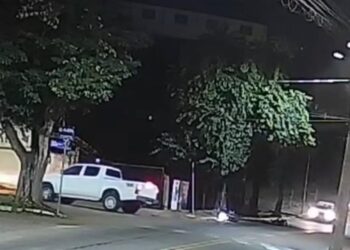 VÍDEO: Motociclista bate em placa de sinalização após desviar de caminhonete no centro de Paraguaçu