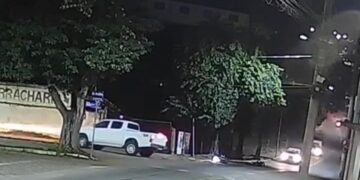 VÍDEO: Motociclista bate em placa de sinalização após desviar de caminhonete no centro de Paraguaçu