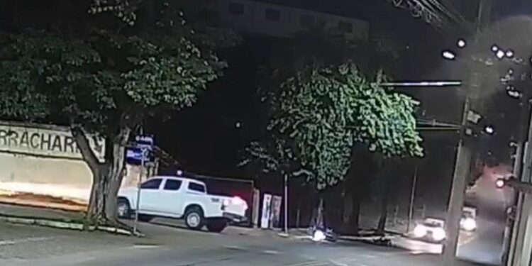 VÍDEO: Motociclista bate em placa de sinalização após desviar de caminhonete no centro de Paraguaçu