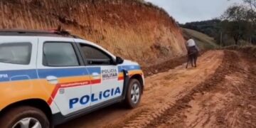 VÍDEO: Cavalo é usado para puxar viatura da PM em estrada com lama; caso é investigado