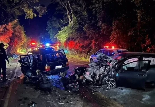 Família morre em acidente com quatro vítimas após colisão frontal na MG-111