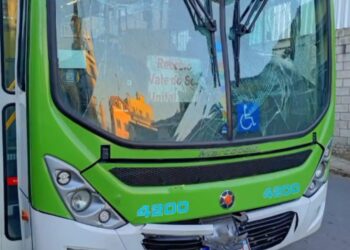 VÍDEO: Batida entre dois ônibus deixa feridos no centro de Alfenas