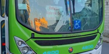 VÍDEO: Batida entre dois ônibus deixa feridos no centro de Alfenas