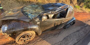 Motorista com sinais de embriaguez fica gravemente ferido em capotamento na MGC-369