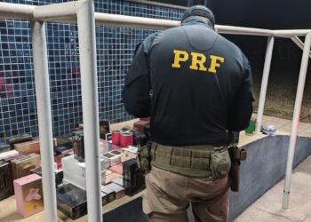PRF intercepta carro preparado para alta velocidade e apreende mercadorias irregulares na Fernão Dias