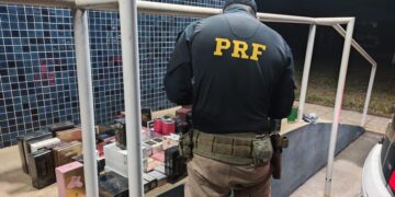 PRF intercepta carro preparado para alta velocidade e apreende mercadorias irregulares na Fernão Dias