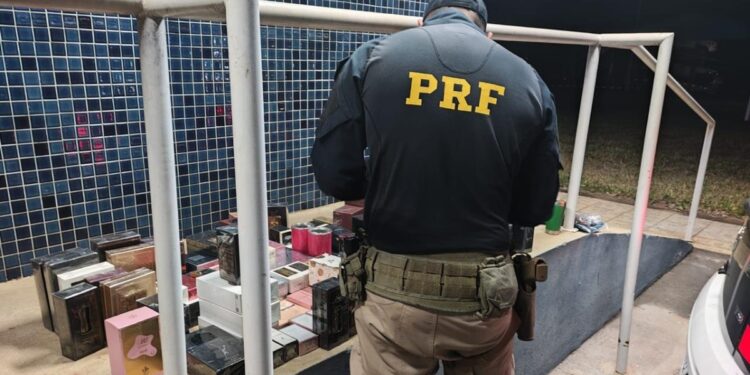 PRF intercepta carro preparado para alta velocidade e apreende mercadorias irregulares na Fernão Dias