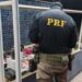 PRF intercepta carro preparado para alta velocidade e apreende mercadorias irregulares na Fernão Dias