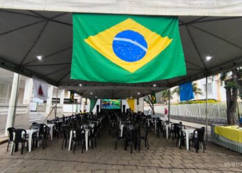 Tudo pronto para a transmissão de Brasil x Noruega em telão na Praça Dona Maria Goulart, em Carmo do Rio Claro