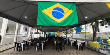 Tudo pronto para a transmissão de Brasil x Noruega em telão na Praça Dona Maria Goulart, em Carmo do Rio Claro