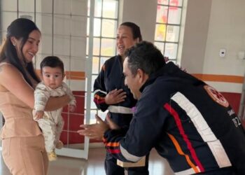 Reencontro emocionante marca visita de bebê salvo pelo SAMU à base de Alpinópolis