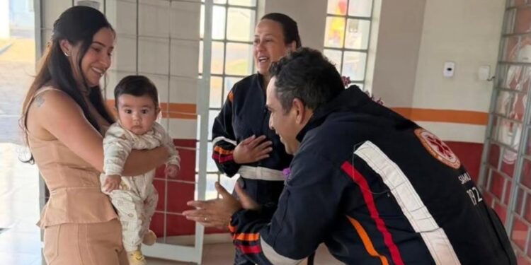 Reencontro emocionante marca visita de bebê salvo pelo SAMU à base de Alpinópolis