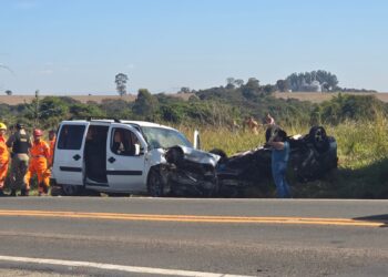 Colisão frontal entre dois carros deixa 11 feridos e mobiliza equipes de resgate em Passos