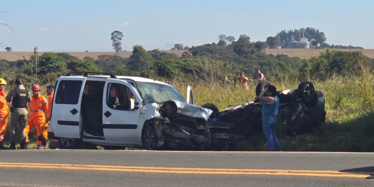 Colisão frontal entre dois carros deixa 11 feridos e mobiliza equipes de resgate em Passos