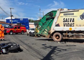 Motociclista fica gravemente ferido após colisão com caminhão em Alfenas