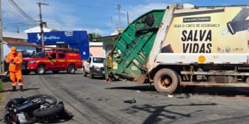 Motociclista fica gravemente ferido após colisão com caminhão em Alfenas