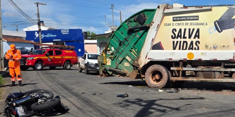 Motociclista fica gravemente ferido após colisão com caminhão em Alfenas