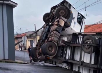 VÍDEO: Carreta tomba, cabine fica suspensa e atinge poste com rede de alta tensão em Cambuí