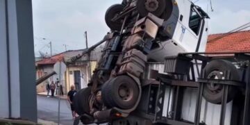 VÍDEO: Carreta tomba, cabine fica suspensa e atinge poste com rede de alta tensão em Cambuí