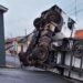 VÍDEO: Carreta tomba, cabine fica suspensa e atinge poste com rede de alta tensão em Cambuí