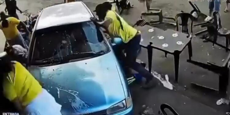 Adolescente é apreendido após atropelar grupo que assistia jogo do Brasil em bar no interior de MG