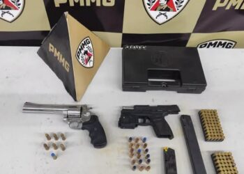 Homem é preso com armas e mais de 120 munições durante ação da PM em Passos