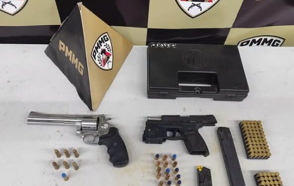 Homem é preso com armas e mais de 120 munições durante ação da PM em Passos