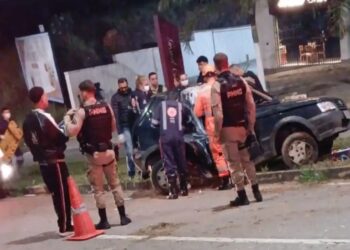 Jovem morre e outro fica ferido após carro bater violentamente contra poste no Sul de Minas
