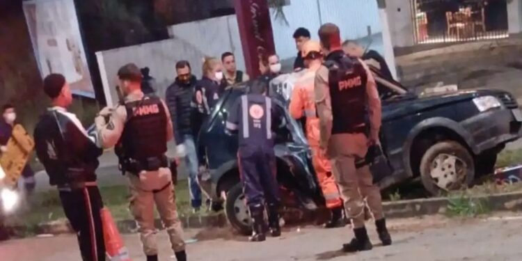 Jovem morre e outro fica ferido após carro bater violentamente contra poste no Sul de Minas