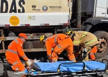 Motociclista fica gravemente ferido após colisão com caminhão em Alfenas