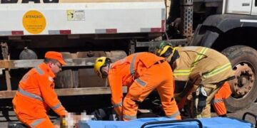 Motociclista fica gravemente ferido após colisão com caminhão em Alfenas