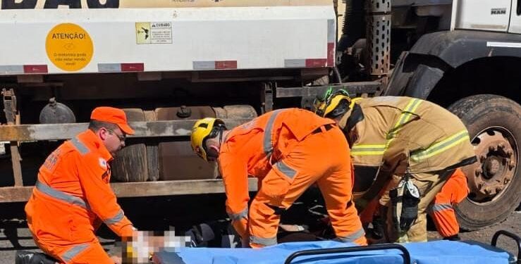 Motociclista fica gravemente ferido após colisão com caminhão em Alfenas
