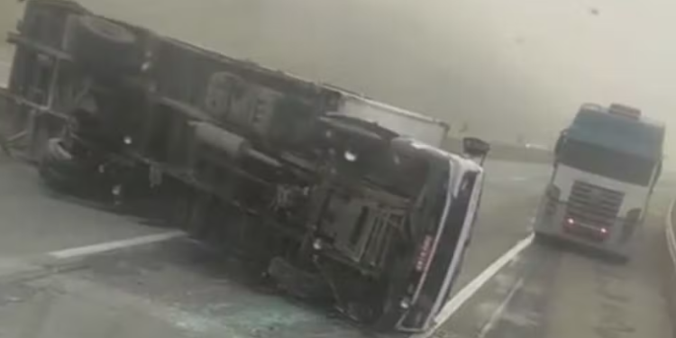 Duas carretas tombam na BR-381 no Sul de Minas; saque de carga termina com homem preso