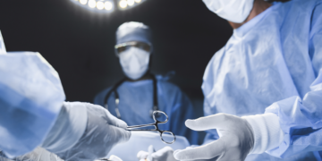 Paciente deve ser indenizada por complicações após cirurgias plásticas