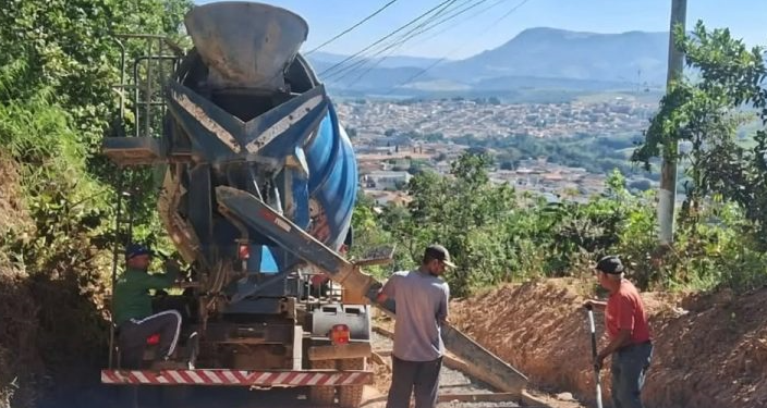 Prefeitura retoma obras de calçamento da Serra da Tormenta em Carmo do Rio Claro