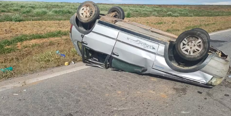 Bebê de um mês morre após capotamento de carro na BR-265