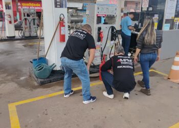 Procon-MPMG autua 15 postos de combustíveis e interdita três bicos de abastecimento durante fiscalização em cinco municípios mineiros