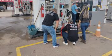 Procon-MPMG autua 15 postos de combustíveis e interdita três bicos de abastecimento durante fiscalização em cinco municípios mineiros