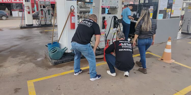 Procon-MPMG autua 15 postos de combustíveis e interdita três bicos de abastecimento durante fiscalização em cinco municípios mineiros