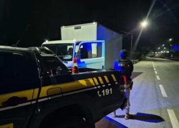 PRF prende cinco suspeitos e recupera carga de pneus roubada na Fernão Dias