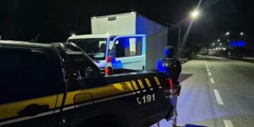 PRF prende cinco suspeitos e recupera carga de pneus roubada na Fernão Dias