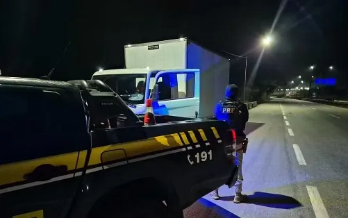 PRF prende cinco suspeitos e recupera carga de pneus roubada na Fernão Dias