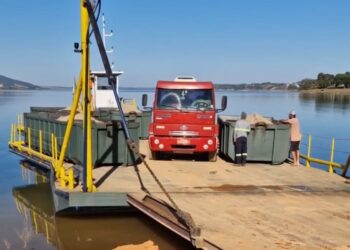 VÍDEO: Após restrição na Ponte Torta, mineradora de Carmo do Rio Claro constrói balsa para manter transporte de materiais